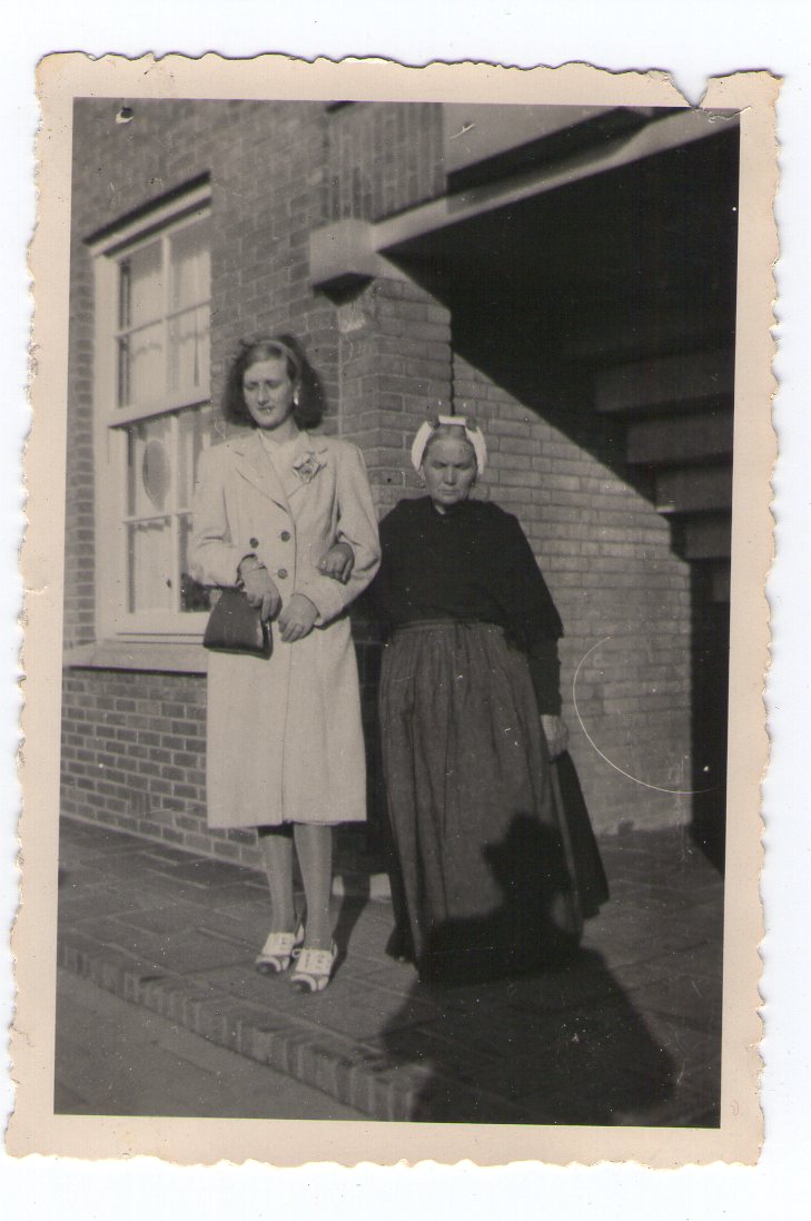 oma Antje  en dochter Tante Dicky 